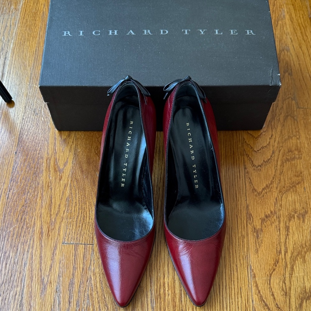 Richard Tyler Women's Pointed Toe Heels